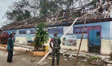Anggaran Bukan Penghalang: Babinsa dan Warga Gotong Royong Rehab Sekolah di Palampang