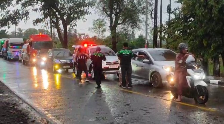 Solid di Tengah Hujan, Brigade Joxzin Purworejo Turun ke Jalan Bagikan Takjil Ramadan